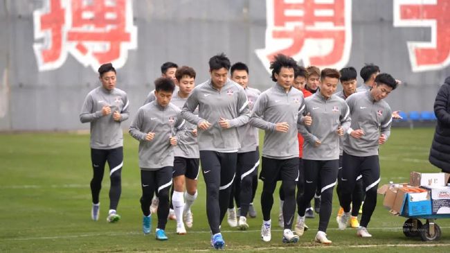 一张剧组合照同步曝光，画面中不少主创人员的面部被表情包覆盖，其中可能包括三位主演
