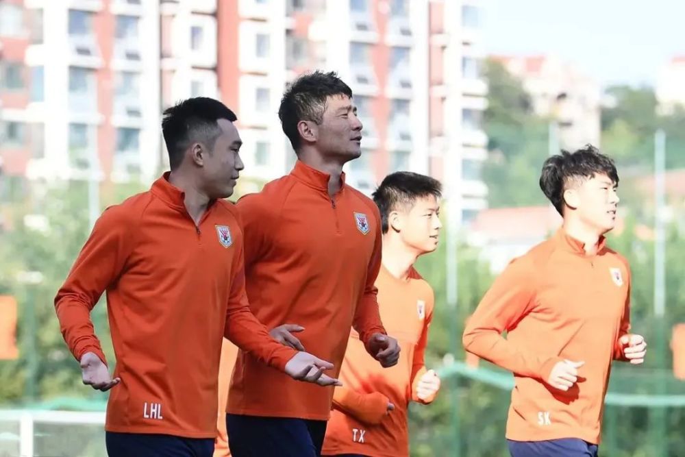 第26分钟，阿森纳任意球传入禁区被顶出，赖斯跟进打门被挡出底线。